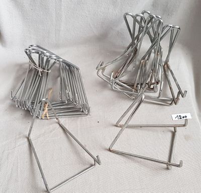 quatre morceaux de métal posés sur une table