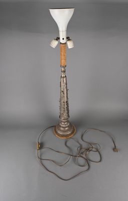 l'image d'une lampe posée sur une table