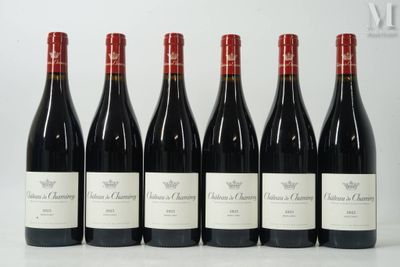 six bouteilles de vin rouge alignées