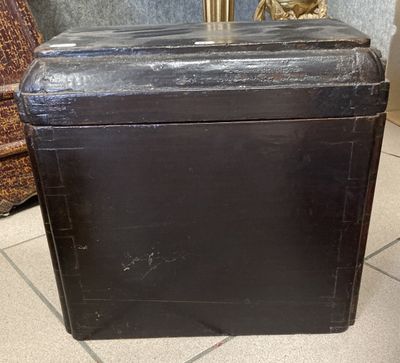 une valise noire posée sur le carrelage d'une pièce