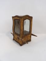 Petite vitrine chaise à porteur en bois revêtue de tapisseri… (photo 2)