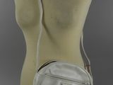 sac à bandoulière en cuir blanc posé sur le torse d'un mannequin