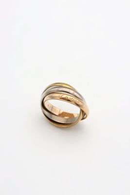 gros plan d'une bague en or sur une surface blanche
