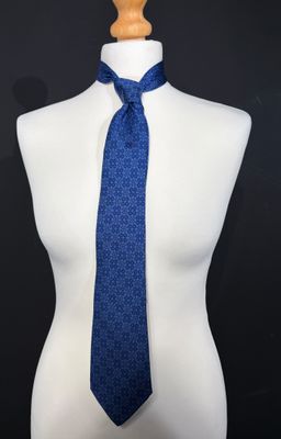 HERMÈS PARIS Cravate en twill de soie à petits motifs géomét…