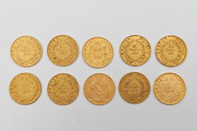 gros plan d'un paquet de pièces d'or sur une surface blanche