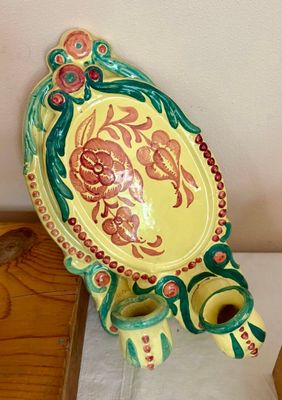 une assiette jaune et verte ornée d'un motif floral
