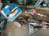 une boîte contenant des aspirateurs posée par terre à côté d'autres objets