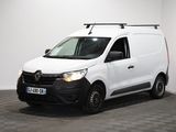 une camionnette blanche garée dans une pièce au sol en damier