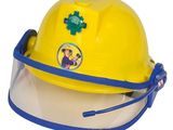 un gros plan sur un casque de chantier jaune muni d'une sangle bleue