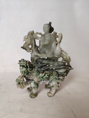 Groupe en jadéite représentant une divinité accompagnée d'un…
