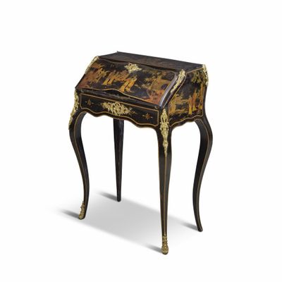 un bureau peint en noir et or, avec un tiroir en dessous