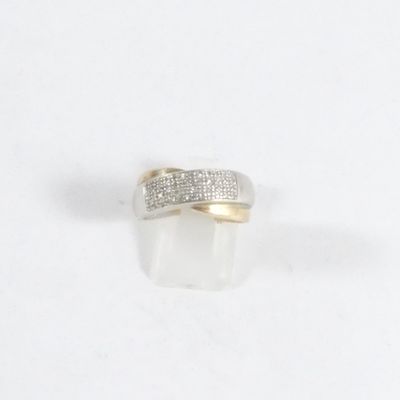 gros plan d'une bague avec des diamants sur une surface blanche
