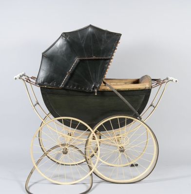 un landau ancien, noir et doré, muni d'un parapluie noir