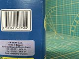 une boîte bleue sur laquelle figure un code-barres, posée sur une table