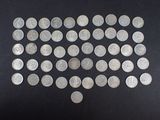 une image représentant un tas de pièces d'argent posées sur une surface noire