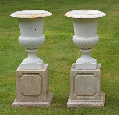 deux vases blancs posés l'un sur l'autre dans l'herbe