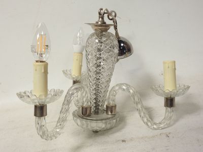 un lustre muni de trois ampoules