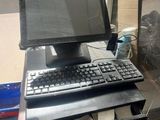 un ordinateur posé sur un bureau, avec un clavier et une souris
