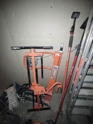 une image d'un garage avec des outils et des outils sur le sol