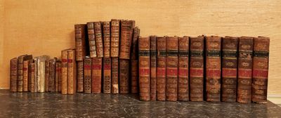 beaucoup de vieux livres posés sur une table
