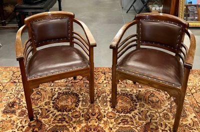 deux chaises posées sur un tapis dans une pièce