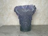 un vase violet posé sur une table