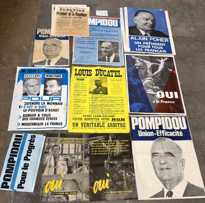 beaucoup d'anciennes affiches politiques par terre
