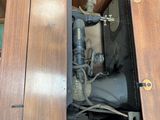 une petite boîte en bois contenant une machine