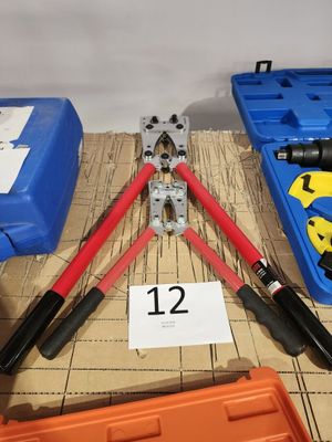 les outils sont disposés sur une table sur laquelle est inscrit un numéro