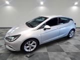 une voiture argentée est garée sur le sol à carreaux d'un garage