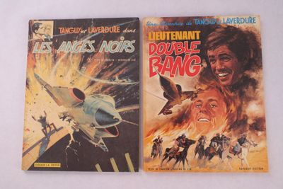 deux livres posés sur une surface blanche, avec la photo d'un homme dans un avion
