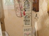 une petite salle de bains équipée de toilettes et d'un meuble de rangement