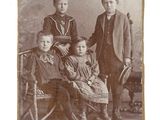 une vieille photo montrant un groupe d'enfants posant pour une photo