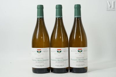 trois bouteilles de vin posées sur une table blanche