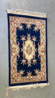 un tapis bleu et or accroché au mur