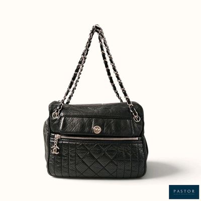 sac à main en cuir matelassé noir, avec une bandoulière à chaîne et une bandoulière d'épaule
