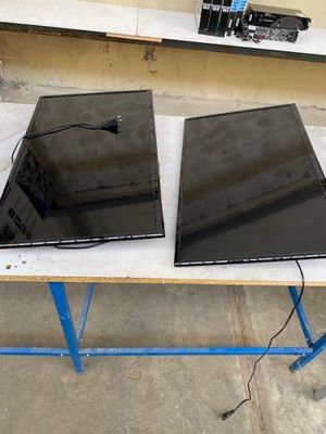 deux ordinateurs portables posés sur une table