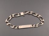 Gros plan sur un bracelet portant une étiquette