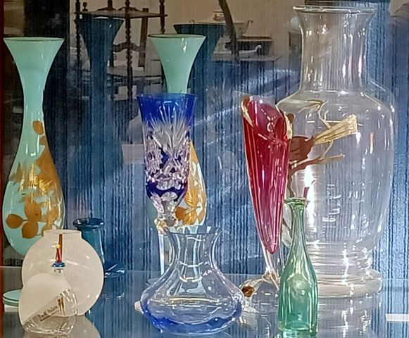 Lot de vases dont un St Louis bleuté, un petit flacon Murano, une