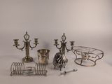 beaucoup d'objets en argent posés sur une table