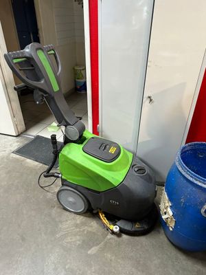 une machine verte et noire posée par terre