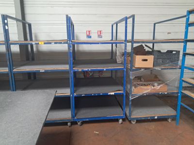 une pièce avec de nombreuses étagères et des cartons par terre