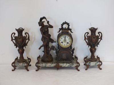 trois horloges anciennes posées les unes à côté des autres sur une table
