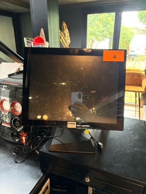 un téléviseur posé sur un bureau dans une pièce