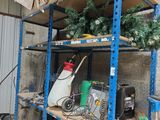 une étagère sur laquelle sont disposés plusieurs sapins de Noël