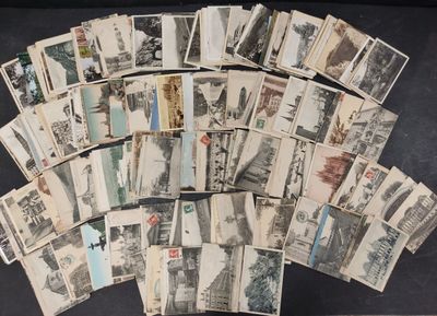 un lot de vieilles cartes postales posées sur une table