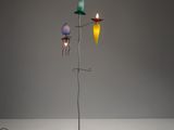 trois lampes colorées posées sur un support métallique muni d'un fil