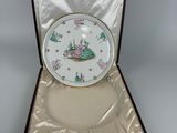 une assiette et un couteau dans une boîte posée sur une table