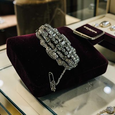 Broche plaque de style Art Déco en platine, pavée de nombreu…