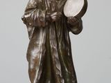 statue en bronze représentant une femme tenant un miroir et un bol